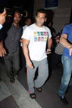 Salman Khan snapped in Mumbai on 15th June 2012 (41).JPG